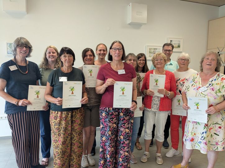 Zwölf ehrenamtliche Seniorinnen und Senioren aus den Landkreisen Bitburg-Prüm, Trier-Saarburg, Bernkastel-Wittlich und Vulkaneifel sowie aus der Stadt Trier wurden feierlich im NABU Naturschutzzentrum Rheinauen zu Naturbotschaftern zertifiziert.