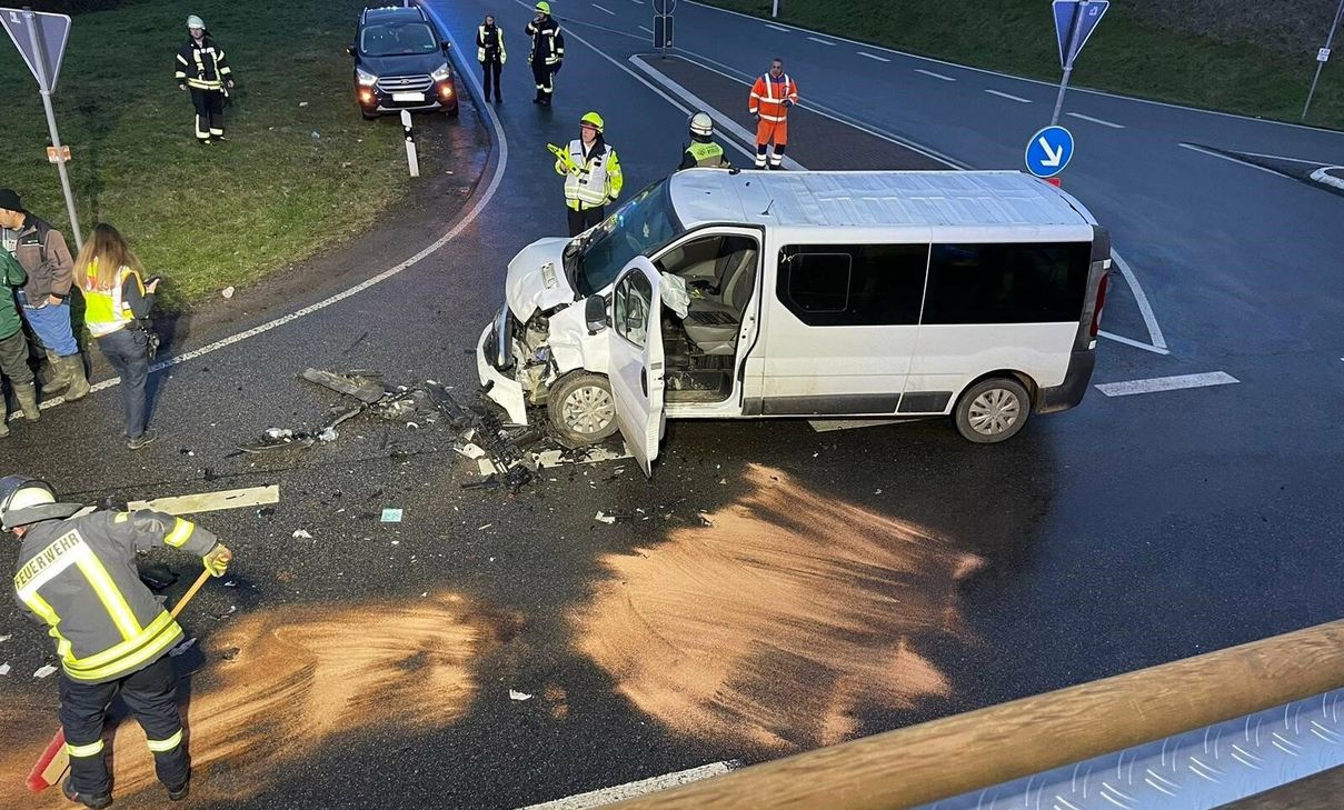 Bei dem Crash mit drei beteiligten Fahrzeugen wurden insgesamt fünf Personen leicht verletzt.