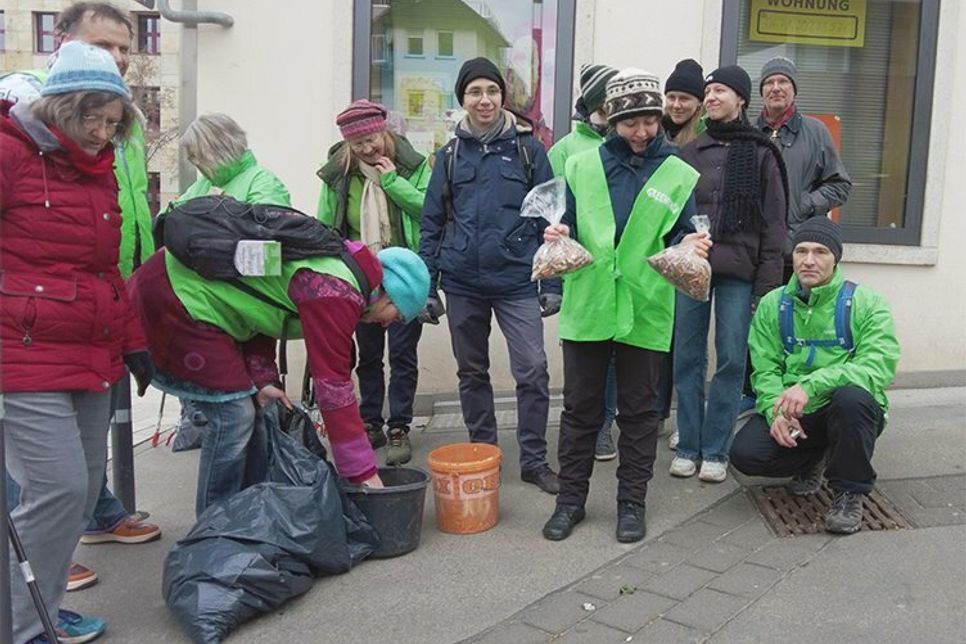 »Die schlimmsten Erwartungen übertroffen«: Zwei Stunden lang sammelten Greenpeace-Helfer Zigarettenkippen in der Innenstadt. Das Ergebnis: Säckeweise Stummel - die giftig sind für Mensch, Tier und Umwelt.