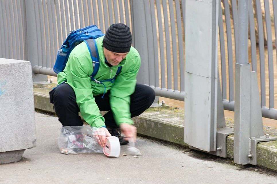»Die schlimmsten Erwartungen übertroffen«: Zwei Stunden lang sammelten Greenpeace-Helfer Zigarettenkippen in der Innenstadt. Das Ergebnis: Säckeweise Stummel - die giftig sind für Mensch, Tier und Umwelt.