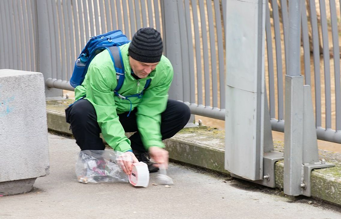 »Die schlimmsten Erwartungen übertroffen«: Zwei Stunden lang sammelten Greenpeace-Helfer Zigarettenkippen in der Innenstadt. Das Ergebnis: Säckeweise Stummel - die giftig sind für Mensch, Tier und Umwelt.