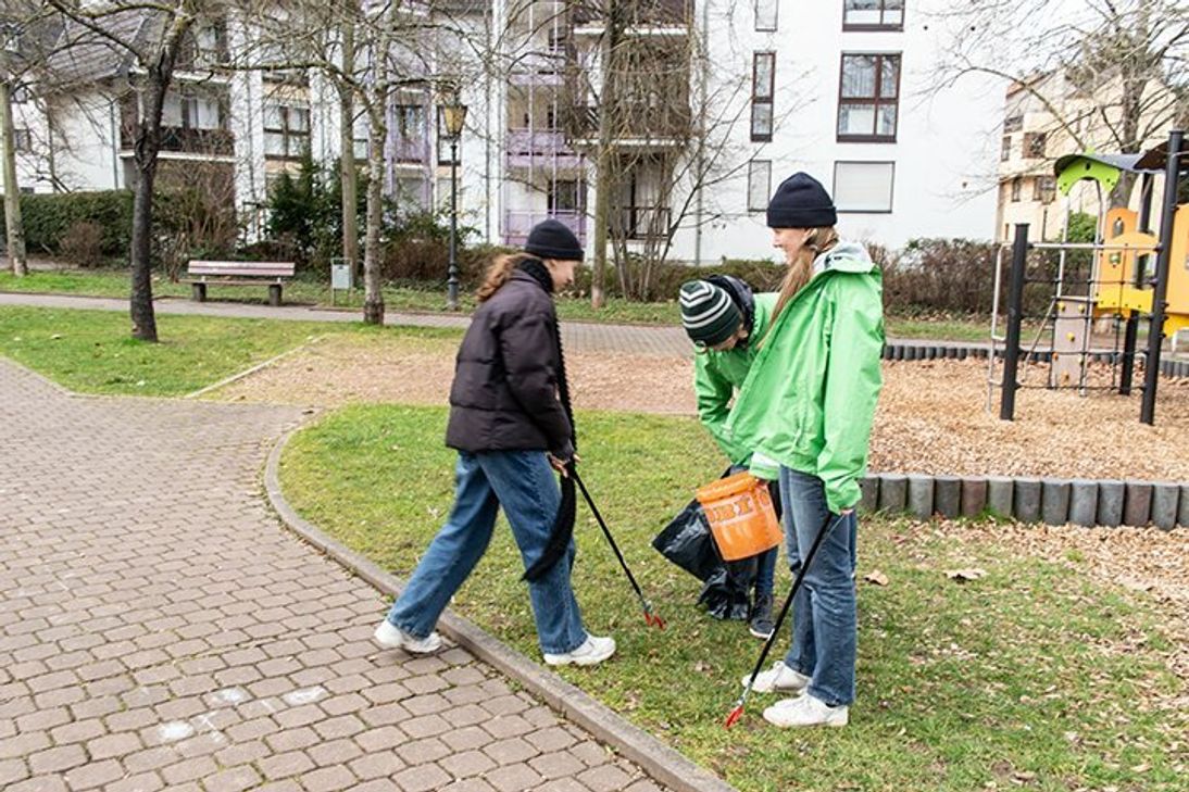»Die schlimmsten Erwartungen übertroffen«: Zwei Stunden lang sammelten Greenpeace-Helfer Zigarettenkippen in der Innenstadt. Das Ergebnis: Säckeweise Stummel - die giftig sind für Mensch, Tier und Umwelt.
