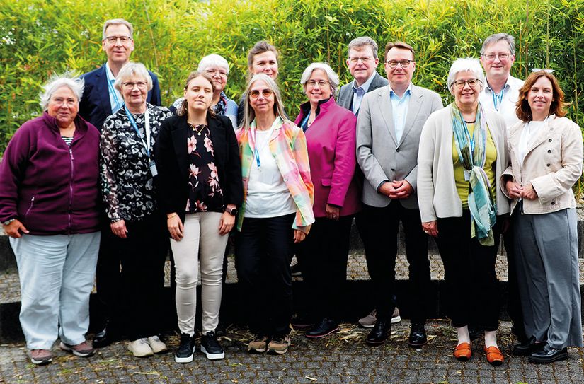 Annegret Nintemann, Friederike Scholz, Eva Bleser, Pfarrerin Ilona Fritz, Pfarrerin Maren Vanessa Kluge, Assessor Pfarrer Thomas Luxa, Jutta Raab, Pfarrerin Kerstin König-Thul (1. Reihe vorne v.l.), Superintendent Dr. Jörg Weber, Dr. Dorothea Witter-Rieder, Pfarrerin Lea Wangen, Dr. Burkhard Schmidt, Pfarrer Johann Peter Winter (2. Reihe hinten v.l.) Nicht im Bild: Hardy Warnecke und Johannes Hugo Weber-Fabry