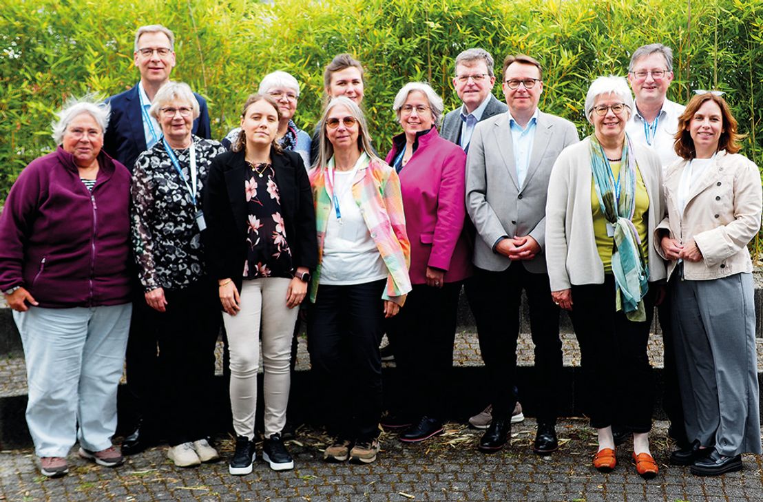 Annegret Nintemann, Friederike Scholz, Eva Bleser, Pfarrerin Ilona Fritz, Pfarrerin Maren Vanessa Kluge, Assessor Pfarrer Thomas Luxa, Jutta Raab, Pfarrerin Kerstin König-Thul (1. Reihe vorne v.l.), Superintendent Dr. Jörg Weber, Dr. Dorothea Witter-Rieder, Pfarrerin Lea Wangen, Dr. Burkhard Schmidt, Pfarrer Johann Peter Winter (2. Reihe hinten v.l.) Nicht im Bild: Hardy Warnecke und Johannes Hugo Weber-Fabry