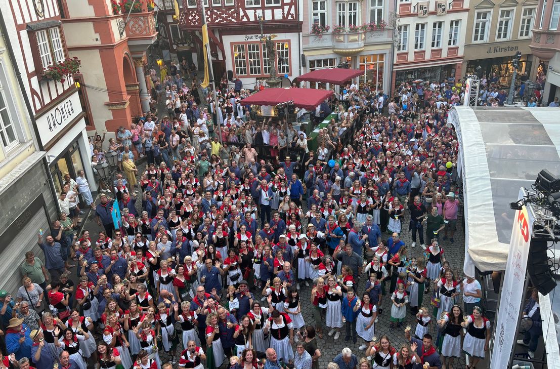 Rekord: Treffen von über 650 Moselblümchen und Winzerkitteln auf dem Bernkasteler Marktplatz.