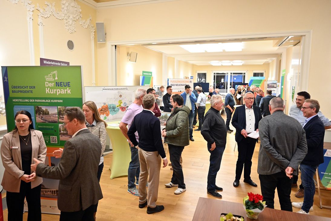 Bürgerinnen und Bürger informieren sich bei der Einwohnerversammlung zu Projekten und Entwicklungen in allen Stadtteilen.