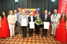 Die Verleihung der Ehrenorden fand wieder im Vorfeld des Prinzenempfangs in der Trierer Europahalle statt: Wochenspiegel-Redaktionsleiterin Eifel Stephanie Baumann, Geschäftsführer Weiss Verlag Philipp Magnus Froben, Wochenspiegel-Chefredakteur Robert Syska, Alex Rollinger, Claus und Lydia Kranz, Peter Späth, Geschäftsführerin Weiss Verlag Martina Schmitz und Wochenspiegel Media-Sales-Leiter Patrizio Nuvoli mit den Assistentinnen Jasmin Waziero und Janina Schier sowie Vertretern der Stadtgarde Trier