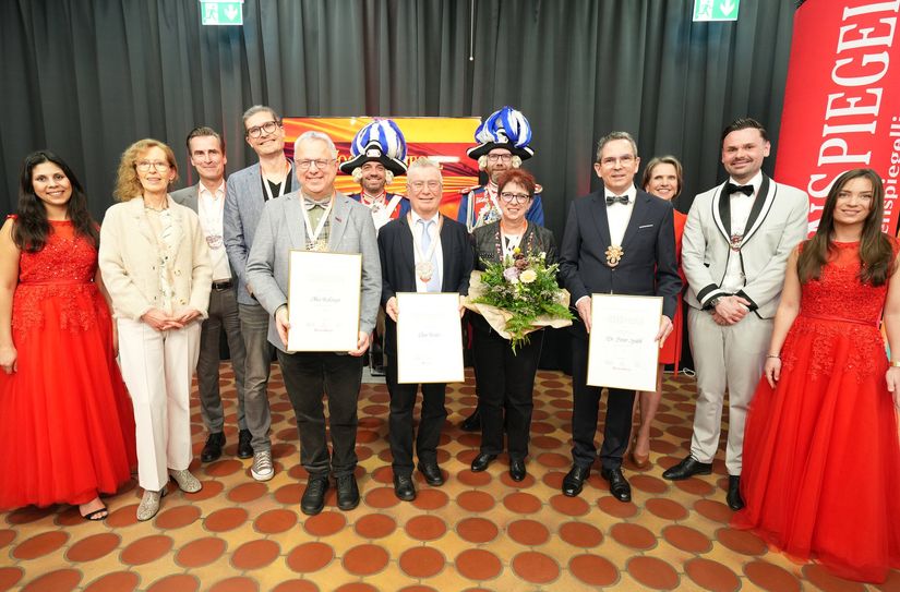 Die Verleihung der Ehrenorden fand wieder im Vorfeld des Prinzenempfangs in der Trierer Europahalle statt: Wochenspiegel-Redaktionsleiterin Eifel Stephanie Baumann, Geschäftsführer Weiss Verlag Philipp Magnus Froben, Wochenspiegel-Chefredakteur Robert Syska, Alex Rollinger, Claus und Lydia Kranz, Peter Späth, Geschäftsführerin Weiss Verlag Martina Schmitz und Wochenspiegel Media-Sales-Leiter Patrizio Nuvoli mit den Assistentinnen Jasmin Waziero und Janina Schier sowie Vertretern der Stadtgarde Trier