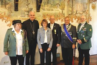 v.l.: Andrea Müller (Referendarin Ordo Nobilis Papagayi), Weihbischof Jörg Michael Peters, Irmgard Schäfer, Dr. Jürgen Schäfer, Peter Olaf Hoffmann (Generalsekretär EGS) und Brudermeister Sven Rösener nach der Überreichung der
Benemerenti-Medaille.