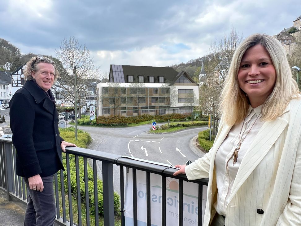 So könnte das alte Blankenheimer Rathaus schon bald aussehen. Boris Enning, Geschäftsführer der Orbis Projektentwiucklung GmbH (v.li.), und die Bürgermeisterin Jennifer Meuren stellten die Pläne für den Umbau zum Wohnprojekt vor.