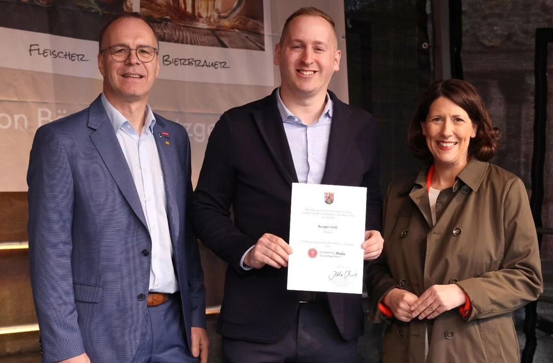 Wirtschaftsministerin Daniela Schmitt überreichte Matthias Bungert die Urkunde in Mainz. Im Bild (v.re.): Ministerin Daniela Schmitt, Matthias Bungert und der Vizepräsident der Handwerkskammer Trier, Bernd Elsen.