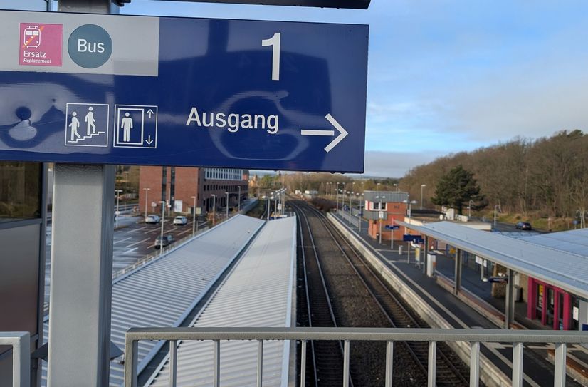 Dem Hinweisschild zum Schienenersatzverkehr werden die Pendler und Kunden der Bahn rund ein halbes Jahr auf der Eifelstrecke zwischen Euskirchen und Nettersheim folgen müssen. Dort verkehren wegen der  Arbeiten für die Elektrifizierung der Bahnstrecke keine Züge, sondern nur Busse.