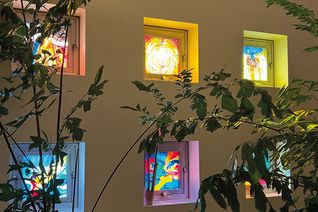 Die Fensterkunst in der Kapelle der Diakonie Kliniken Hunsrück.