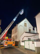 Derzeit bekämpfen mehrere Feuerwehren einen Kaminbrand  in Ellenz-Poltersdorf.