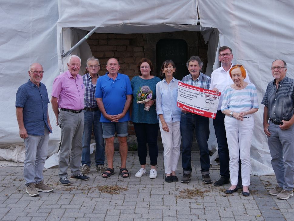 V.l.: Leo Oster (2. Vorsitzender), Friedrich Hermes (Beisitzer), Josef Sesterhenn (bisheriger 2. Vorsitzender), Rainer Hilger (Beisitzer), Sandra Dietrich-Fuchs (1. Vorsitzende), Brigitta May (Schatzmeisterin), Dr. Wolfgang Zäck (bisheriger 1. Vorsitzender), Pastor Dr. Artur Schmitt (Präses des Vereins), Kassenprüferin Charlotte Fichtl-Hilgers, Werner Daiber (bisheriger Geschäftsführer). Es fehlt: Christoph Michels (Geschäftsführer).