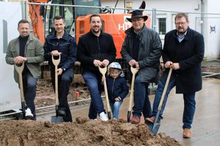 Spatenstich in Bitburg-Matzen (v.l.n.r.: Planer
Andrei Pertsch, Wehrleiter Michael Becker,
Wehrführer Florian Fuchs, Noah,
Ortsvorsteher Harald Grommes,
Bürgermeister Joachim Kandels)