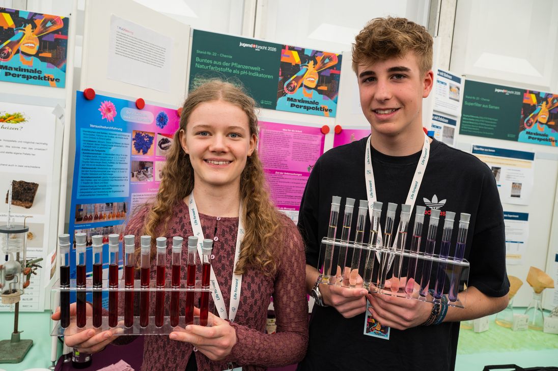 Amalia Busch (links) und Max Pirotte erreichen den ersten Platz im Fachgebiet Chemie beim Regionalwettbewerb Jugend forscht junior 2026.
