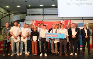 der Lossprechungsfeier in Bitburg zusammen mit den Ausbildern und Vertretern der Handwerksinnungen.