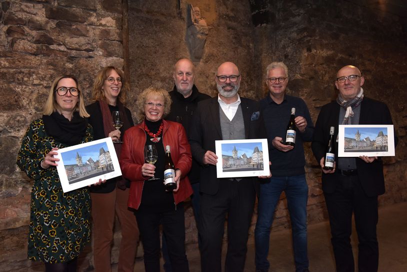 Freuen sich über den neuen Kulturriesling: (vlnr.) Kristina Becker - Geschäftsstelle, Melanie Welsch - Geschäftsführerin Kulturstiftung Trier, Gabriele Meter-Lehnen - KulturEngel, Bert Conter - KulturEngel, Dr. Andreas Ammer - Vorsitzender Kulturstiftung Trier, Joachim Arns - Weingutsleiter Vereinigte Hospitien, Josef Hammen - Künstler der Edition 2023