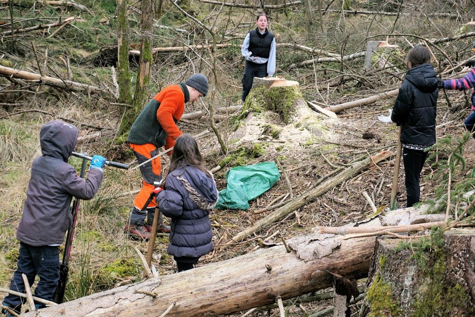 Gemeinsam arbeiten Kinder und Jugendliche aus Mandern mit den Waldbesitzern für den Erhalt ihres Waldes.