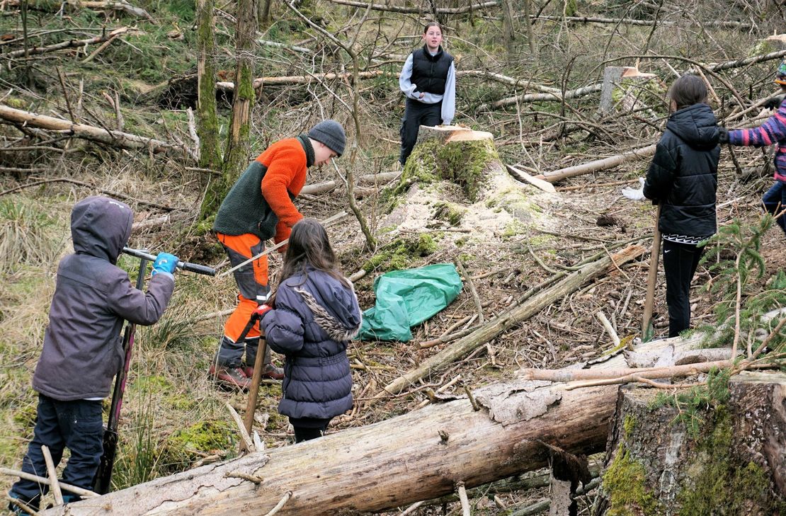 Gemeinsam arbeiten Kinder und Jugendliche aus Mandern mit den Waldbesitzern für den Erhalt ihres Waldes.