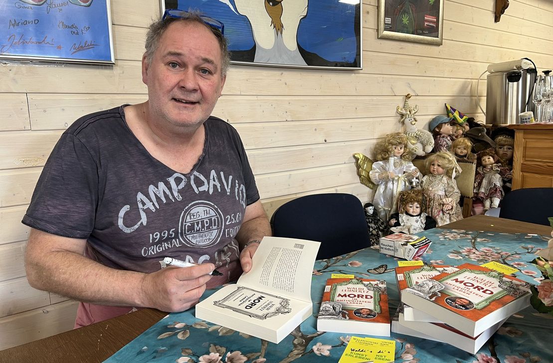 Walter Lehnertz freut sich, dass sein erster Kriminalroman »Mord im Antiquitätenladen« endlich in den Handel kommt.