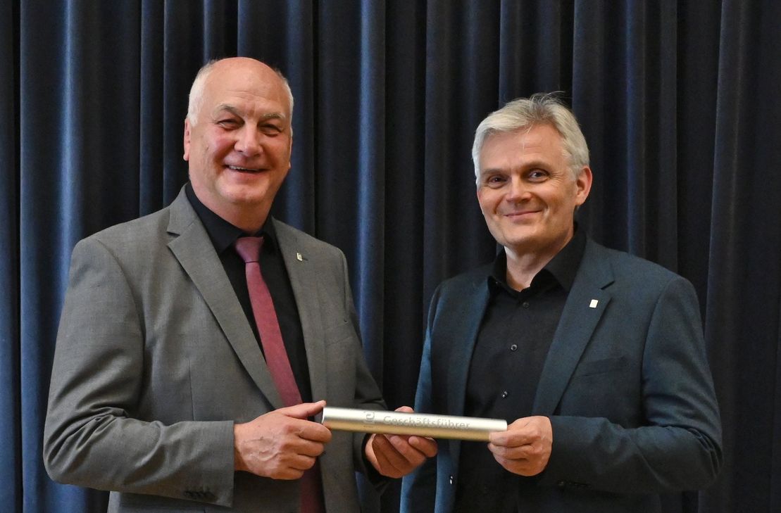 Nach 24 Jahren als Geschäftsführer der Eifel Tourismus GmbH übergibt Klaus Schäfer an seinen Stellvertreter Wolfgang Reh.