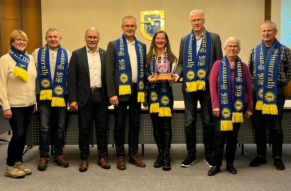 Die Organisatoren der Karnevalsmesse um Präsident Stefan Haas (Bildmitte) nahmen den Heimatpreis für die KG Sonnenfunken von Bernd Goffart entgegen.