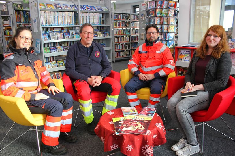 Sie möchten auch mit dem Publikum ins Gespräch kommen (v.l.): Die Vertreterder Rettungsdienste Vanessa Siebertz, Rainer Brück und Michael Schmeling sowie Bibliotheksleiterin Michelle Wagner.