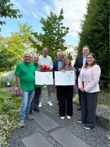 Die Vereine aus Bad Bodendorf und Lind freuen sich über ihren Gewinn, den sie aus den Händen von Alexander Schaubeck (2. v. r.) und Isabell Stephani (r.), vom Sparkassenverband Rheinland-Pfalz, sowie Achim Gemein (4. v. r.), Vorstandsmitglied der Kreisspa