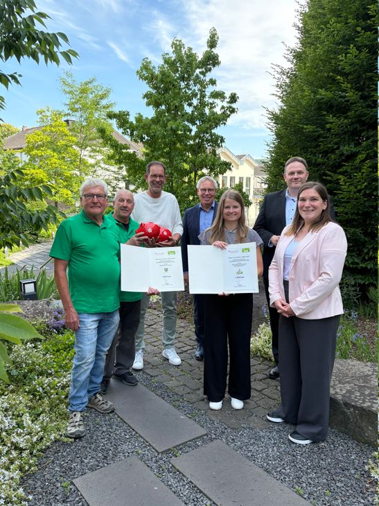 Die Vereine aus Bad Bodendorf und Lind freuen sich über ihren Gewinn, den sie aus den Händen von Alexander Schaubeck (2. v. r.) und Isabell Stephani (r.), vom Sparkassenverband Rheinland-Pfalz, sowie Achim Gemein (4. v. r.), Vorstandsmitglied der Kreisspa
