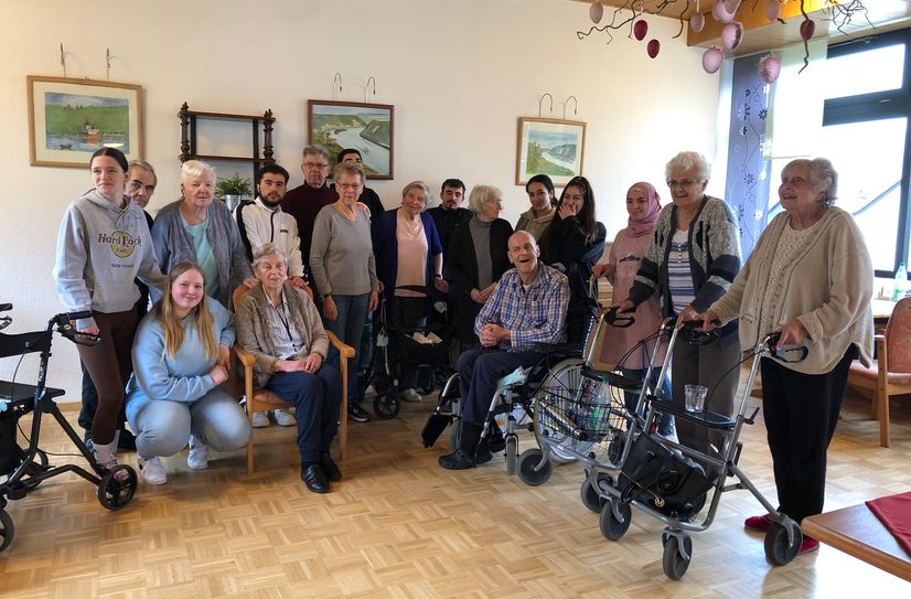 "Alt und J(j)ung!" ist ein Projekt der BBS Boppard und der Stiftung Bethesda, bei dem Jugendliche Menschen im Haus Elisabeth besuchen.