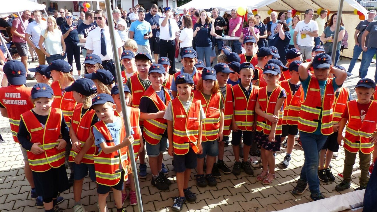 Sie waren aufgeregt und mächtig stolz. Die neu gegründete Truppe der Kinderfeuerwehr Simmerath (»SimKiFeu«), die am Rollesbroicher Gerätehaus beim Gründungsfest im Mittelpunkt standen. Foto: Hoffmann