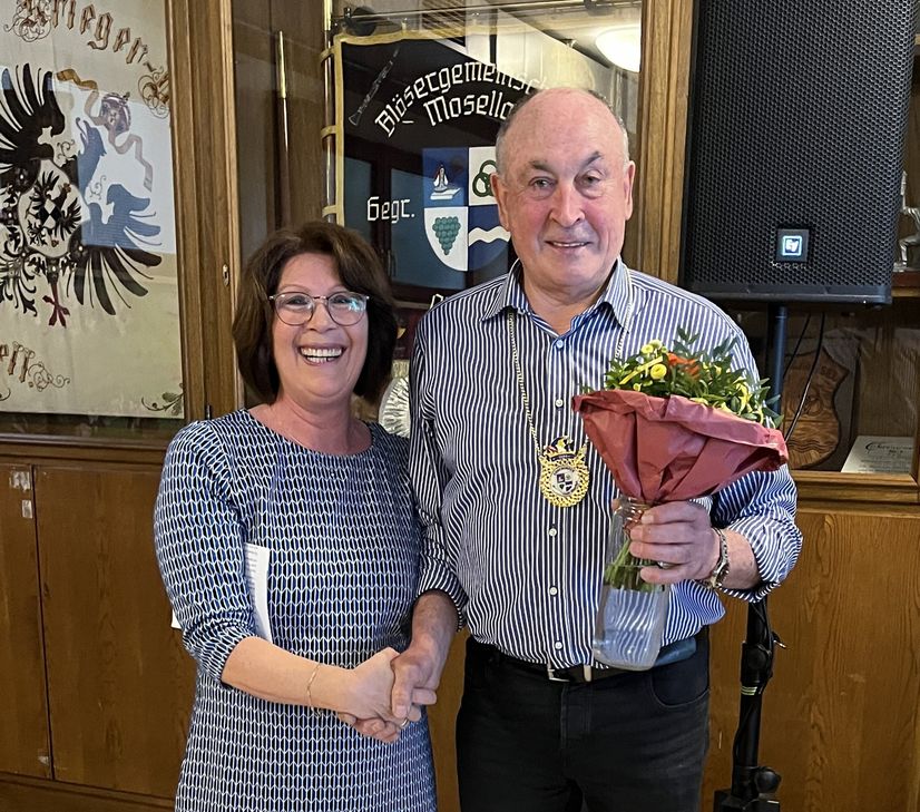 Nachdem geklärt wurde, wie viele Jahre Ehe man für eine „Himmelshochzeit“ verheiratet sein muss – nämlich 64 Jahre – konnte dem überraschten „Jubelpaar“, das am Seniorennachmittag 64 Jahre verheiratet war, einen Blumenstrauß überreicht und viel Glück und Gesundheit für die kommenden Jahre gewünscht werden.