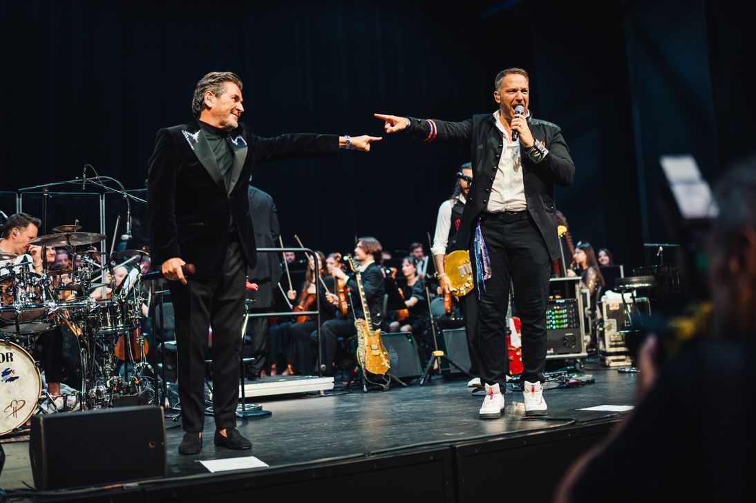 Thomas Anders mit Höhner-Frontmann Patrick Lück auf der Bühne der Rhein-Mosel-Halle im Rahmen des "Höhner mal Anders" Konzertes in Koblenz.