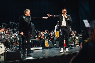 Thomas Anders mit Höhner-Frontmann Patrick Lück auf der Bühne der Rhein-Mosel-Halle im Rahmen des "Höhner mal Anders" Konzertes in Koblenz.
