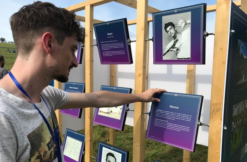 Outdoor-Ausstellung "Judisches Leben im Hunsrück" beim Auen-Festival.