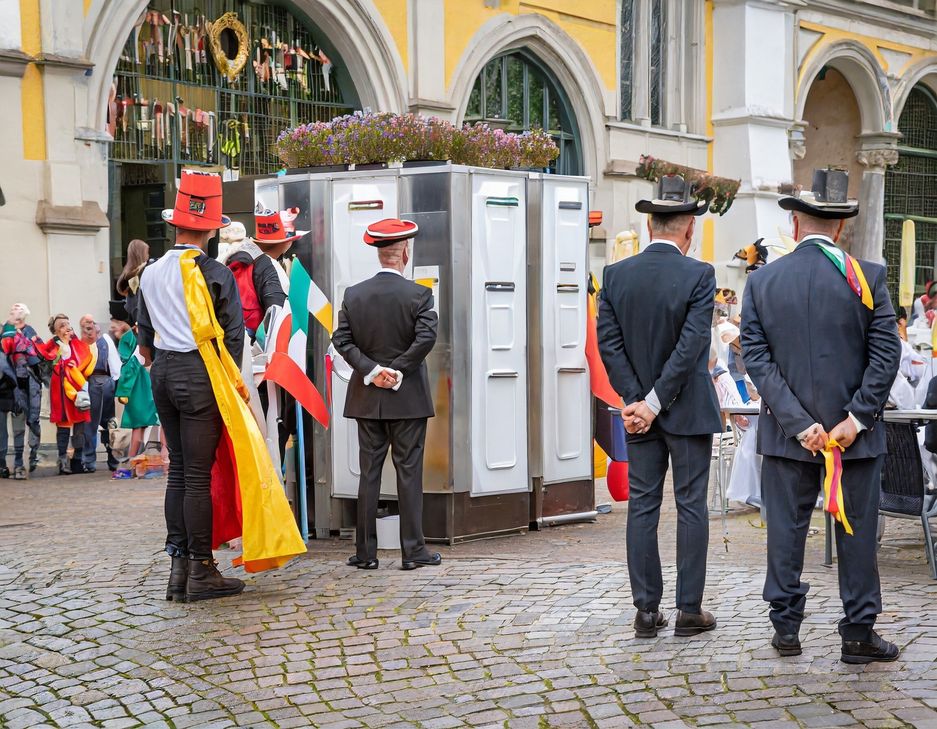 Auch Fastnachter müssen mal das stille Örtchen aufsuchen. In Idar war das bislang ein Problem. Ein zusätzlicher Toilettenwagen soll Abhilfe schaffen.