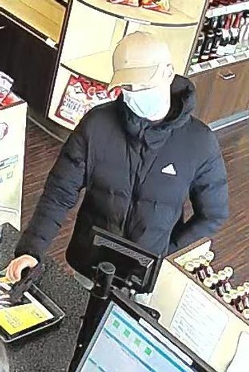 Hier ist der Täter zu sehen, während er die Tankstelle in Jünkerath überfallen hat.