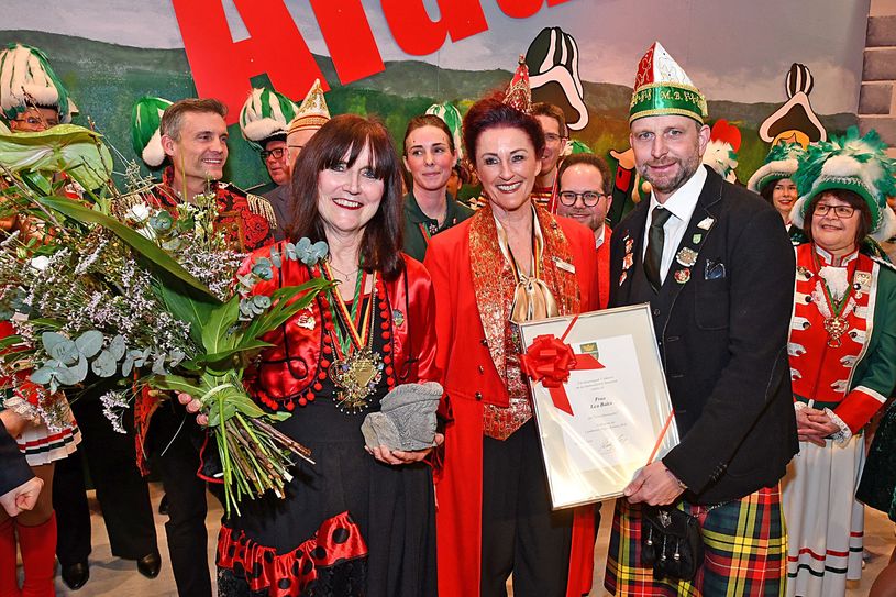 Der Ehrenwackes geht an Lea Bales, die das Kreisnarrentreffen bereits zum 26. Mal organisierte.