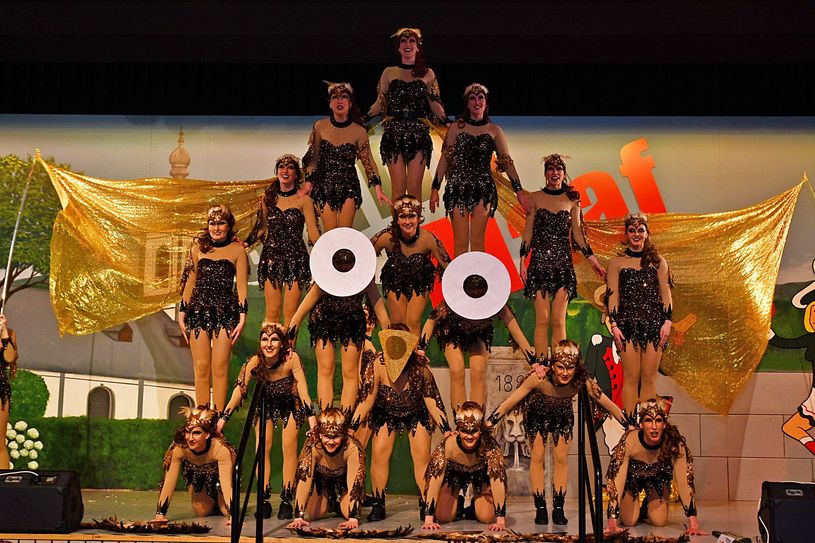 Die Showtanzgruppe Black & White aus Löf begeistert beim Kreisnarrentreffen.