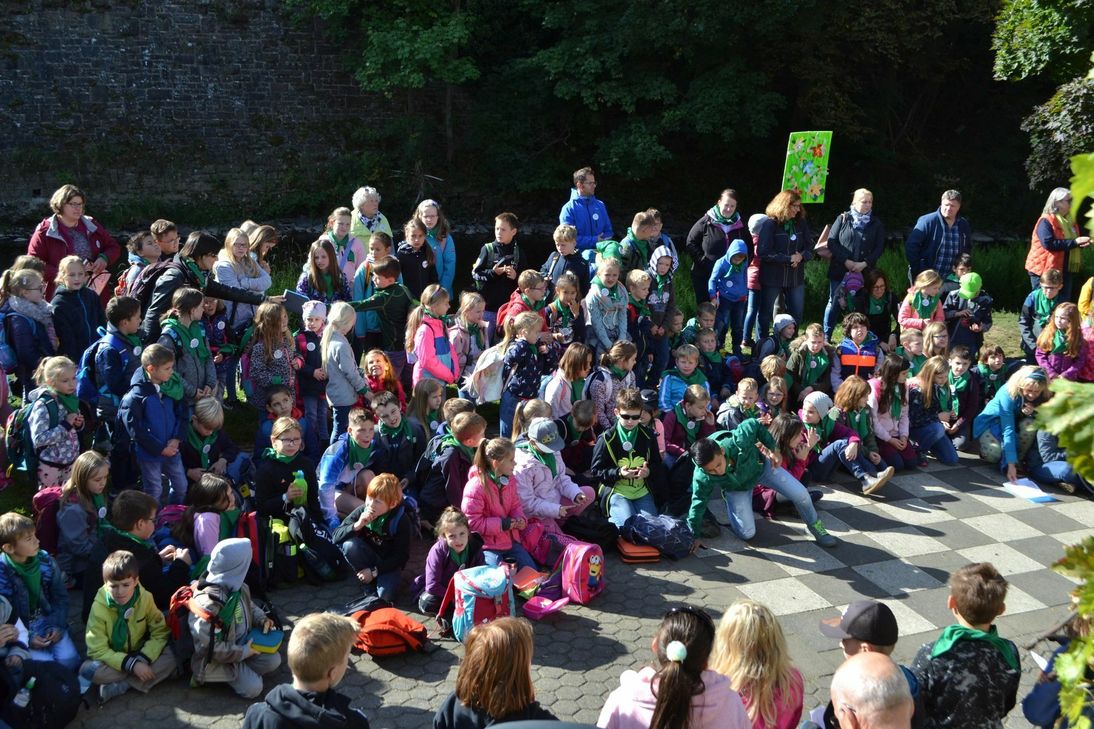 Am Ahrufer sangen die Kinder und trugen ihre Projektergebnisse vor. Foto: Mager