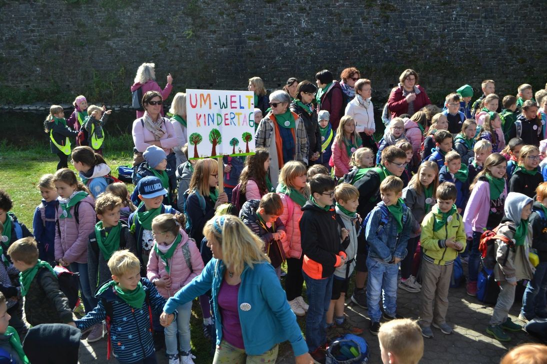 Am Ahrufer sangen die Kinder und trugen ihre Projektergebnisse vor. Foto: Mager