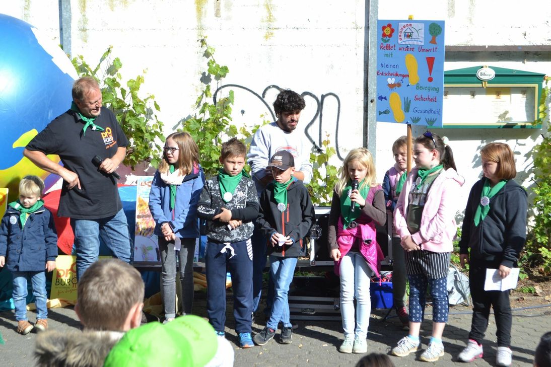 Am Ahrufer sangen die Kinder und trugen ihre Projektergebnisse vor. Foto: Mager