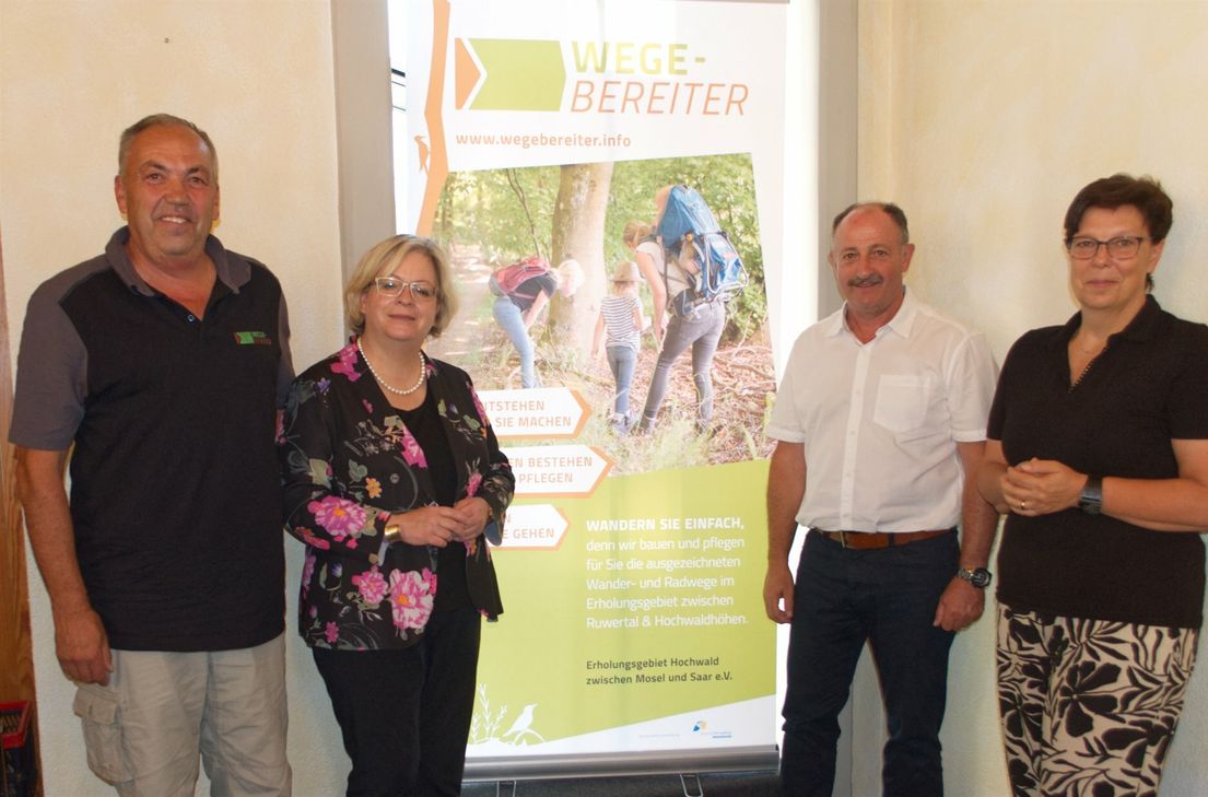 (von links): Wegewart Andreas Ludwig, Stephanie Nickels (Bürgermeisterin VG Ruwer), Hartmut Heck (Bürgermeister VG Hermeskeil) und Geschäftsführerin Walburga Meyer präsentieren die neuen Werbemittel der »Wegebereiter« , die sich um Rad- und Wanderrouten zwischen Hermeskeil, Kell und Waldrach kümmern. Ihre gemeinsame Mission: die Arbeit des Vereins Erholungsgebiet Hochwald soll bekannter werden. Foto: Fischer