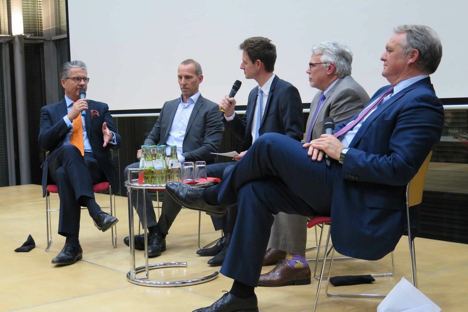 (Von links) Frank Natus, Marc Licharz, Moderator Markus Appelmann (SAT.1), James W. Herman und Dietmar Rieg. Foto: FF