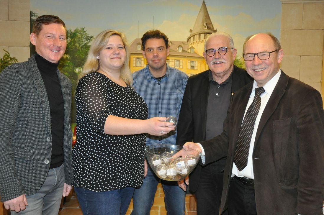 Die Gruppen für den "3. Möbel Arenz-Cup" sind ausgelost (von links): TuS-Trainer Thomas Reuter, "Glücksfee" Julia Köllner, Turnier-Organisator Peter Hürter, TuS-Vorsitzender Hans Molitor und Turnier-Sponsor Manfred Arenz.