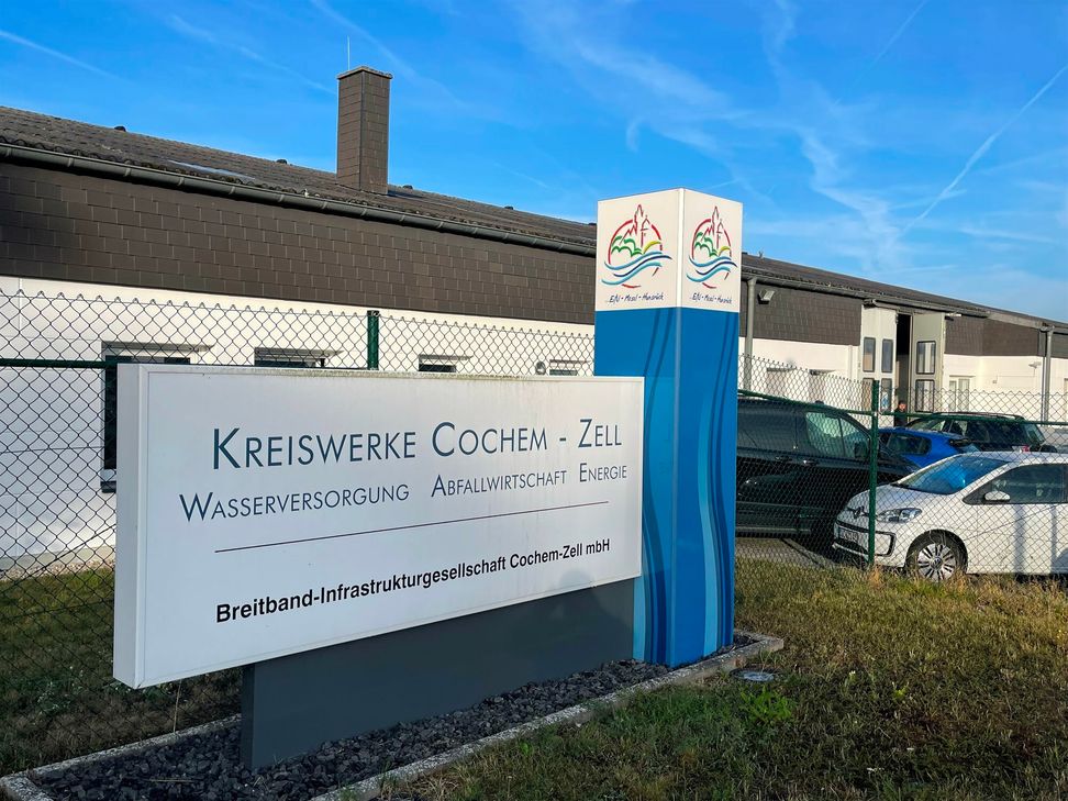 Hochtrabende Pläne hatte die Kreisverwaltung mit ihrem Eigenbetrieb "Nahwärmeversorgung" der an die Kreiswerke in Faid (Foto) angebunden ist. Fünf Nahwärmenetzwerke sollten im Kreis realisiert werden. Doch daraus wurde nichts, die Kosten uferten aus. Nun stehen 400.000 Planungskosten in den Büchern, die abgeschrieben werden müssen.  Foto: Zender