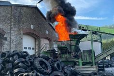 Flammen und Rauch schlugen dicht aus der Shredderanlage.