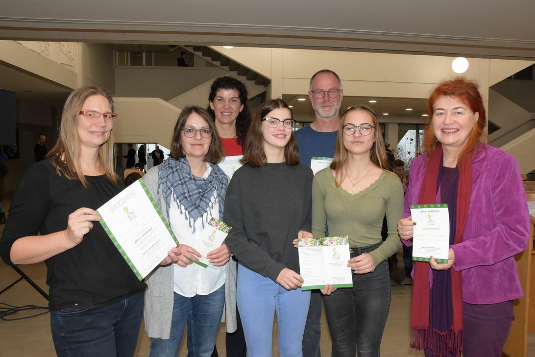 Edith Wingenfeld (r.), Geschäftsführerin der gemeinnützigen Gesellschaft "Direkt für Kinder", mit Vertretern der Schule und der Verbandsgemeindeverwaltung Thalfang. Foto: Schmieder